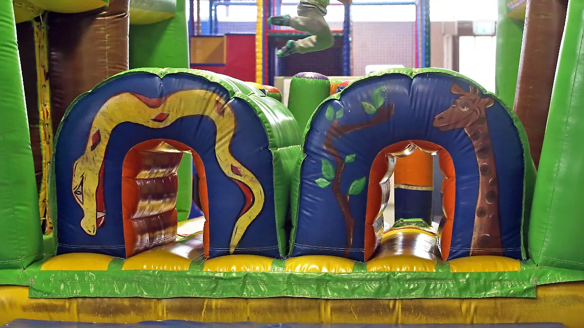 Ein kleiner Junge springt am 24.06.2014 in einer Hüpfburg im Kinderspielparadies Arche Noah in Halle/Saale (Sachsen-Anhalt). Die Indoorspielplätze im Land kämpfen gegen ihren schlechten Ruf an. 2006 schlug die Stiftung Warentest Alarm und kritisierte unsichere Spielgeräte sowie fehlende Kontrollen. Auf dem mit 5000 Quadratmetern nach Angaben der Betreiber größten Indoorspielplatz Ostdeutschlands wird auf gefährliche Angebote teils verzichtet.