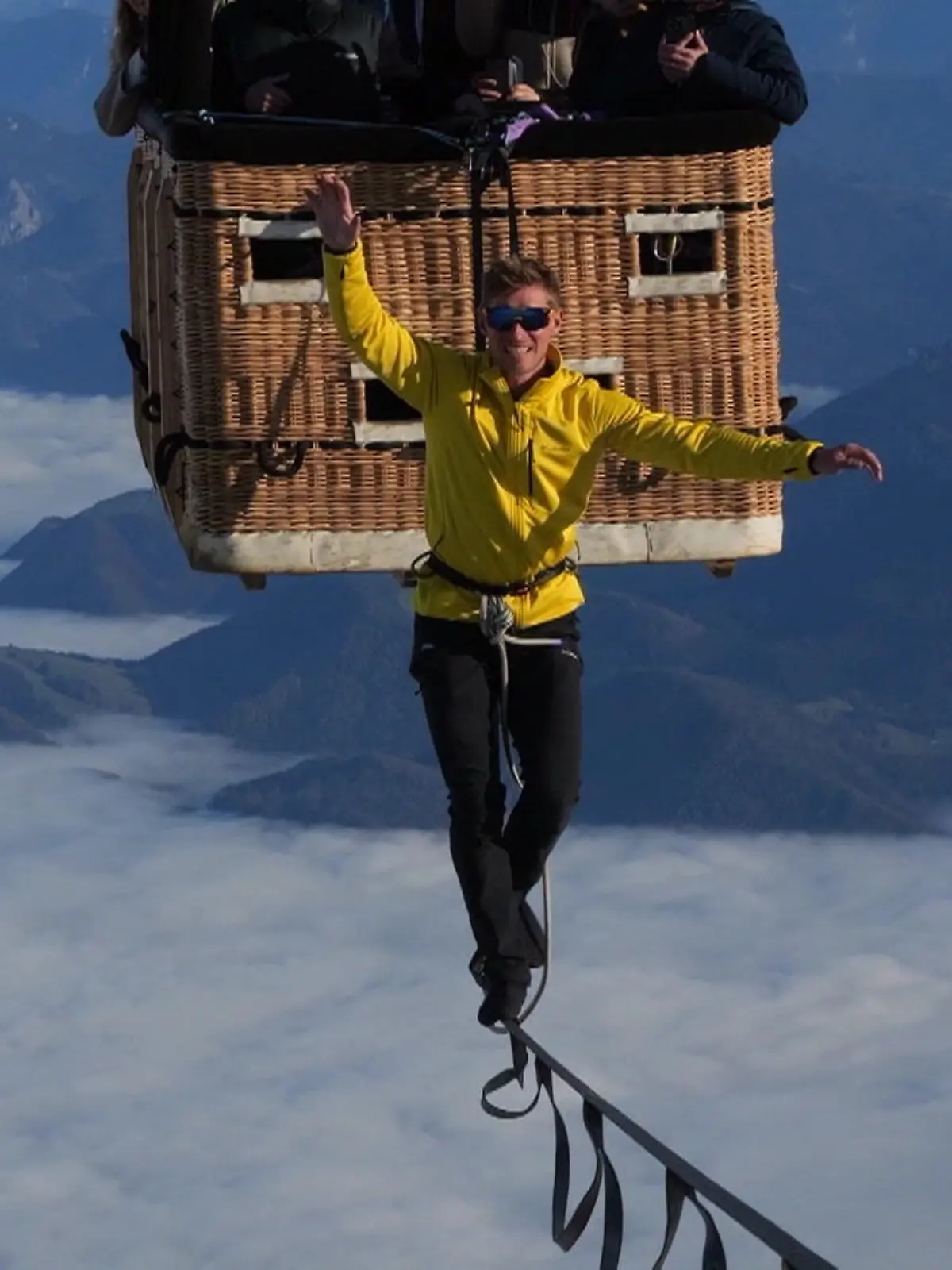 Bild zu: "Slackliner balancieren zwischen zwei Heißluftballons"