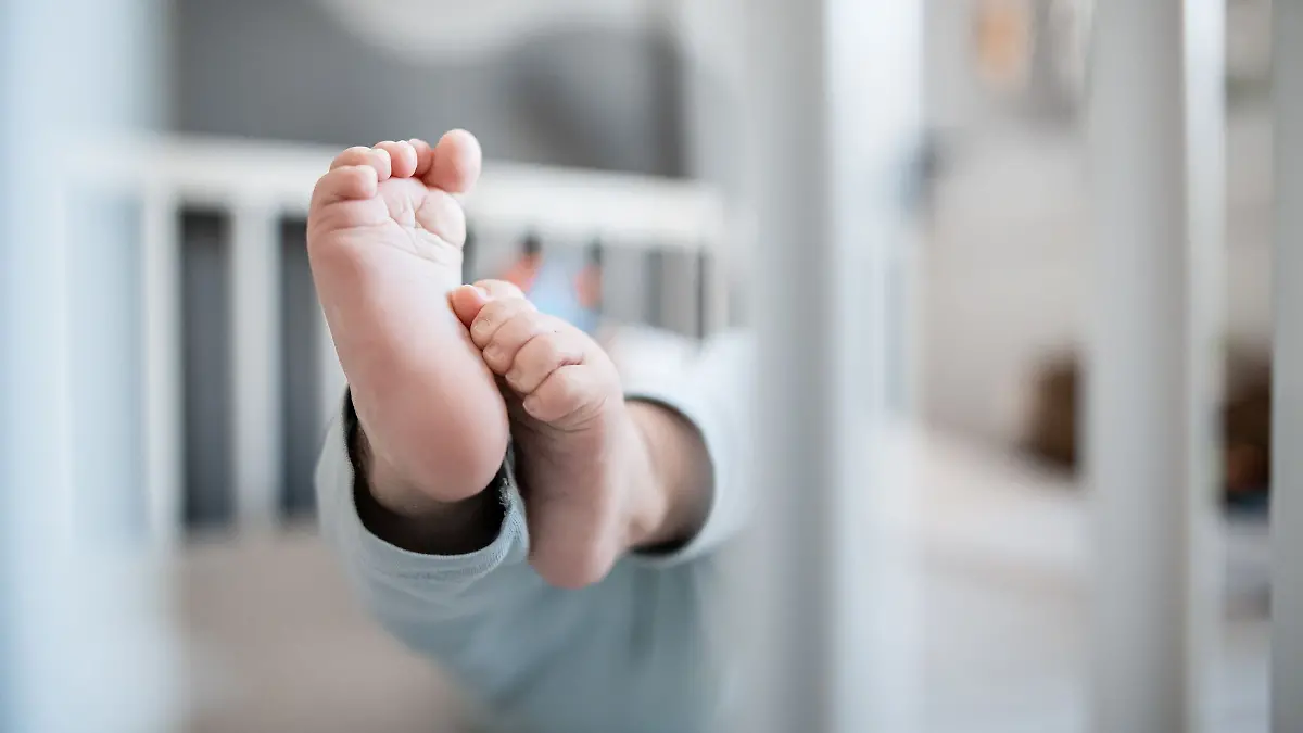 Bei einer Kinderwunschbehandlung im Ausland sollten wichtige Faktoren wie Klinikwahl, Kosten und rechtliche Lage beachtet werden.