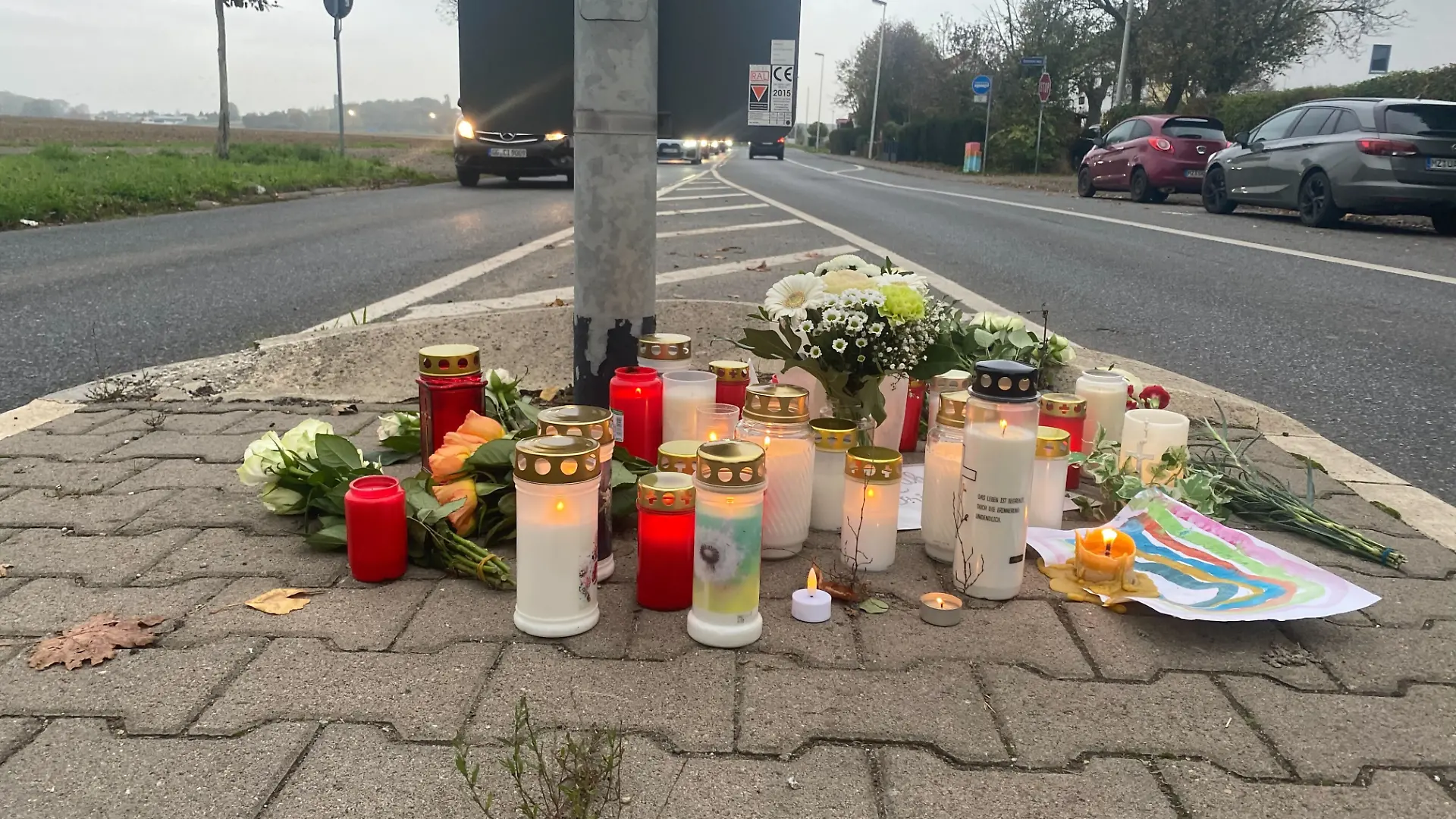 Blumen und Kerzen zeugen an der Unfallstelle von dem schrecklichen Unfall.