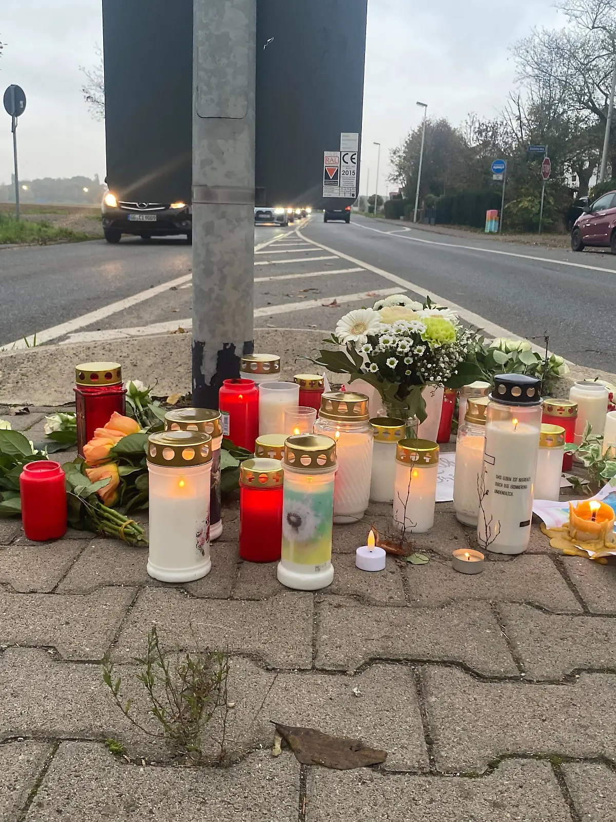 Blumen und Kerzen zeugen an der Unfallstelle von dem schrecklichen Unfall. 