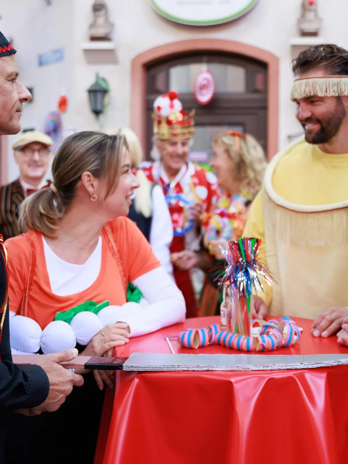 Benedikts (Jens Hajek) Kampfgeist wird geweckt, als er vom Kostümwettbewerb erfährt. Von rechts: Sina (Valea Scalabrino), Bambi (Ben Heinrich), Ute (Isabell Hertel)