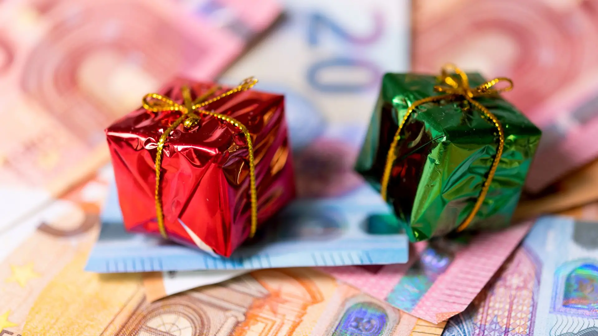 Nicht alles einplanen: Knapp die Hälfte des Weihnachtsgeldes geht durch Steuern und Sozialabgaben weg.