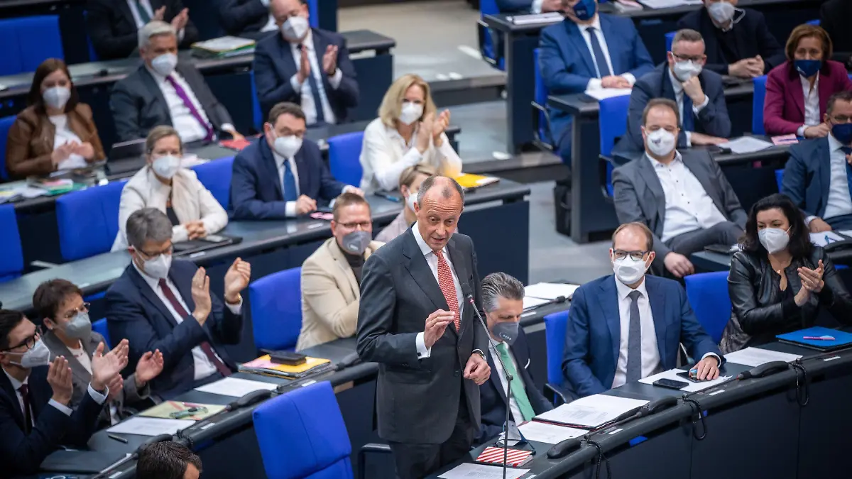 07.04.2022, Berlin: Friedrich Merz, CDU-Bundesvorsitzender, spricht aus der Unionsfraktion im Plenum im Bundestag. Der Deutsche Bundestag stimmt in der Sitzung über eine Impfpflicht gegen das Coronavirus ab. Foto: Michael Kappeler/dpa +++ dpa-Bildfunk +++