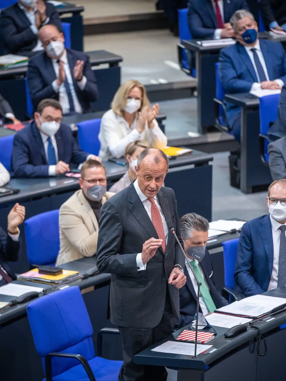 07.04.2022, Berlin: Friedrich Merz, CDU-Bundesvorsitzender, spricht aus der Unionsfraktion im Plenum im Bundestag. Der Deutsche Bundestag stimmt in der Sitzung über eine Impfpflicht gegen das Coronavirus ab. Foto: Michael Kappeler/dpa +++ dpa-Bildfunk +++