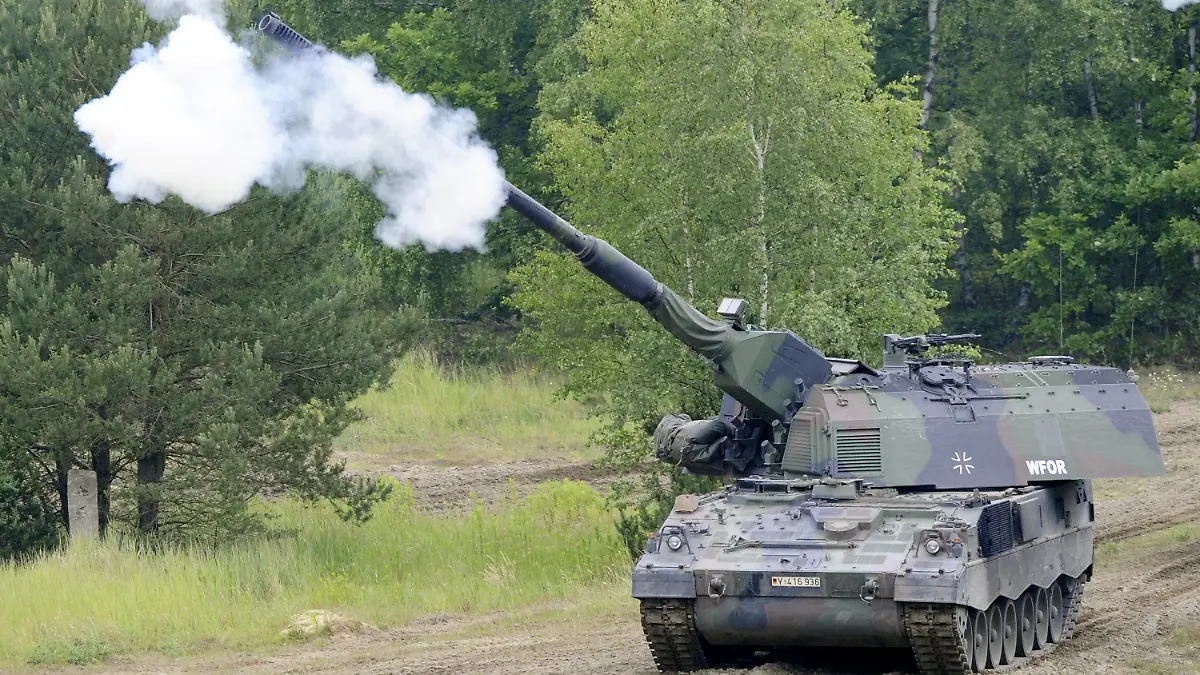 ARCHIV - Eine Panzerhaubitze 2000 der Bundeswehr feuert bei einer Fahrt am 15.06.2009 auf dem Truppenübungsplatz in Munster aus dem Kanonenrohr. Sie ist nach Darstellung der Bundeswehr das modernste rollende Panzergeschütz seiner Art. Wichtigste Waffe ist ein 155-mm-Geschütz, das mindestens 30 Kilometer weit reicht. Angesichts der eskalierenden Gewalt rüstet
die Bundeswehr im nordafghanischen Kundus auf: Verteidigungsminister zu Guttenberg kündigte am Mittwoch (14.04.2010) bei einem Truppenbesuch im Feldlager in Masar-i-Scharif an, «so schnell wie
möglich» zwei Panzerhaubitzen 2000 nach Kundus zu verlegen. Zudem sollen der Truppe dort TOW-Panzerabwehrraketen sowie zusätzliche
Schützenpanzer vom Typ Marder zur Verfügung gestellt werden. Foto: Maurizio Gambarini +++(c) dpa - Bildfunk+++