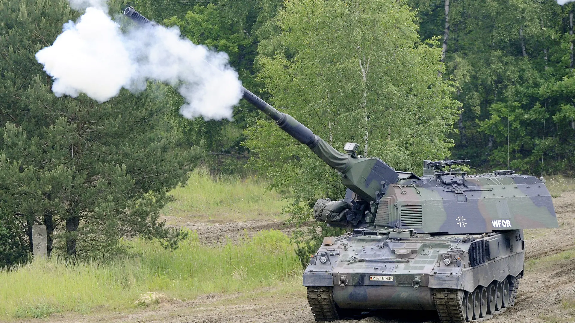 ARCHIV - Eine Panzerhaubitze 2000 der Bundeswehr feuert bei einer Fahrt am 15.06.2009 auf dem Truppenübungsplatz in Munster aus dem Kanonenrohr. Sie ist nach Darstellung der Bundeswehr das modernste rollende Panzergeschütz seiner Art. Wichtigste Waffe ist ein 155-mm-Geschütz, das mindestens 30 Kilometer weit reicht. Angesichts der eskalierenden Gewalt rüstet
die Bundeswehr im nordafghanischen Kundus auf: Verteidigungsminister zu Guttenberg kündigte am Mittwoch (14.04.2010) bei einem Truppenbesuch im Feldlager in Masar-i-Scharif an, «so schnell wie
möglich» zwei Panzerhaubitzen 2000 nach Kundus zu verlegen. Zudem sollen der Truppe dort TOW-Panzerabwehrraketen sowie zusätzliche
Schützenpanzer vom Typ Marder zur Verfügung gestellt werden. Foto: Maurizio Gambarini +++(c) dpa - Bildfunk+++