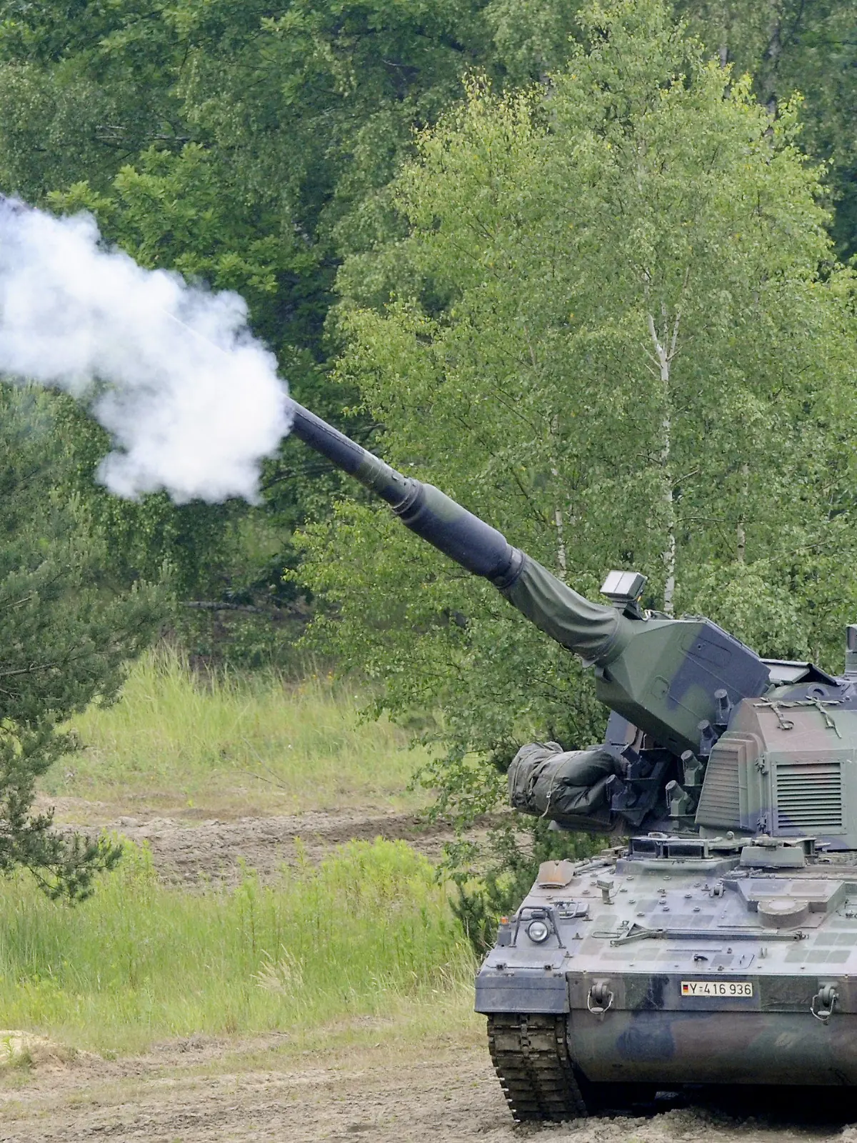 ARCHIV - Eine Panzerhaubitze 2000 der Bundeswehr feuert bei einer Fahrt am 15.06.2009 auf dem Truppenübungsplatz in Munster aus dem Kanonenrohr. Sie ist nach Darstellung der Bundeswehr das modernste rollende Panzergeschütz seiner Art. Wichtigste Waffe ist ein 155-mm-Geschütz, das mindestens 30 Kilometer weit reicht. Angesichts der eskalierenden Gewalt rüstet
die Bundeswehr im nordafghanischen Kundus auf: Verteidigungsminister zu Guttenberg kündigte am Mittwoch (14.04.2010) bei einem Truppenbesuch im Feldlager in Masar-i-Scharif an, «so schnell wie
möglich» zwei Panzerhaubitzen 2000 nach Kundus zu verlegen. Zudem sollen der Truppe dort TOW-Panzerabwehrraketen sowie zusätzliche
Schützenpanzer vom Typ Marder zur Verfügung gestellt werden. Foto: Maurizio Gambarini  +++(c) dpa - Bildfunk+++