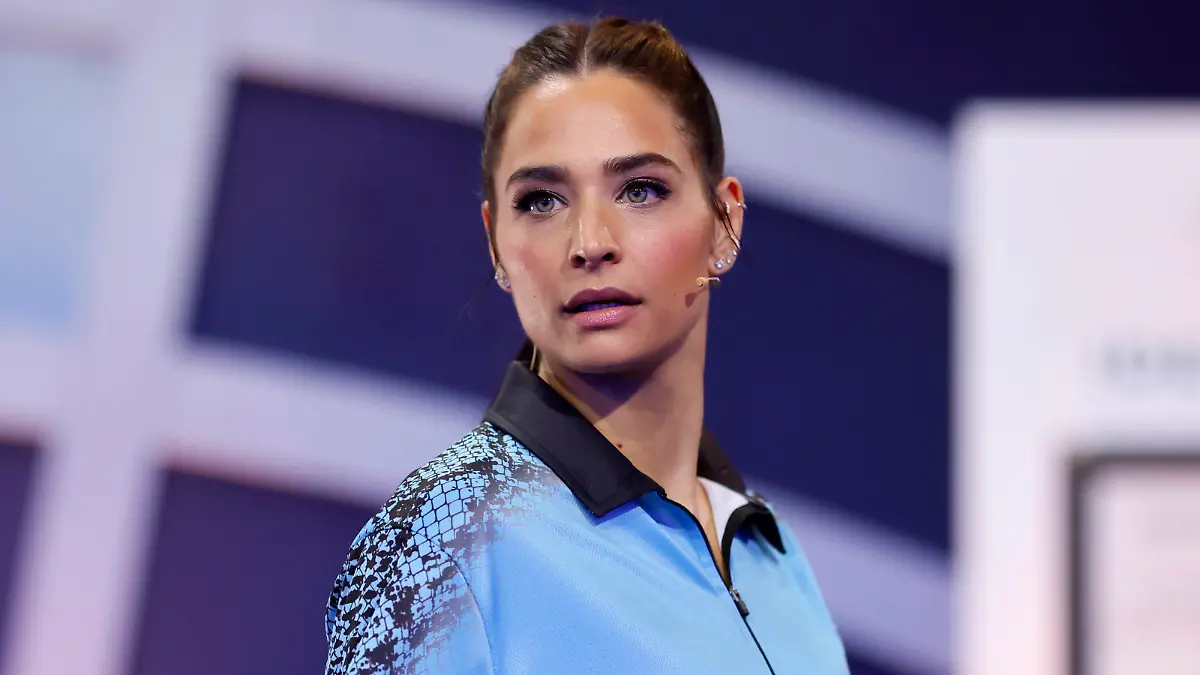 Moderatorin Amira Pocher / Austrian Powers bei der Promi-Darts-WM 2023 im Maritim Hotel. Düsseldorf, 07.01.2023