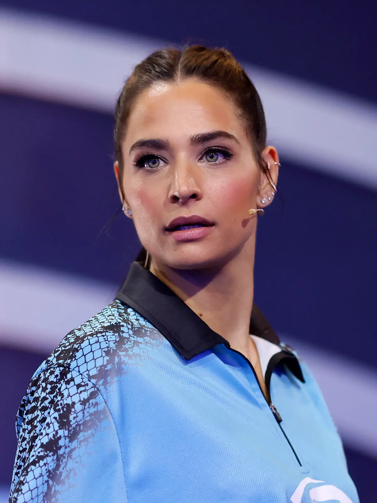 Moderatorin Amira Pocher / Austrian Powers bei der Promi-Darts-WM 2023 im Maritim Hotel. Düsseldorf, 07.01.2023