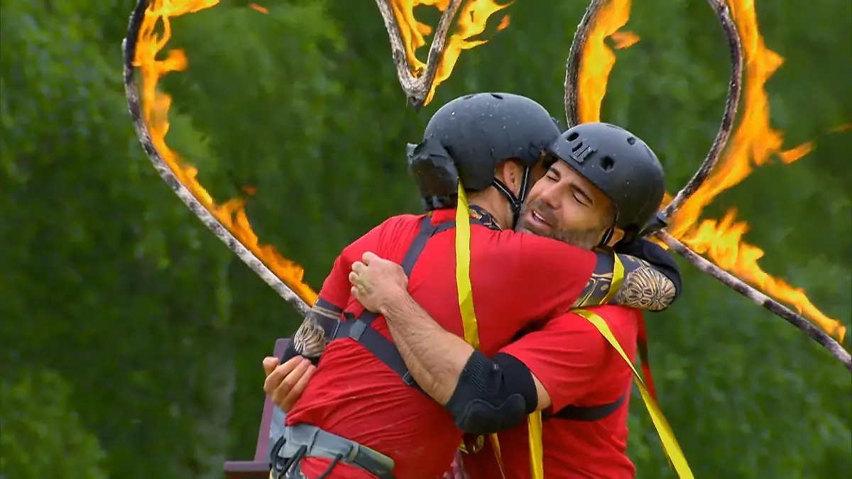 Sam und Rafi fallen sich in die Arme.