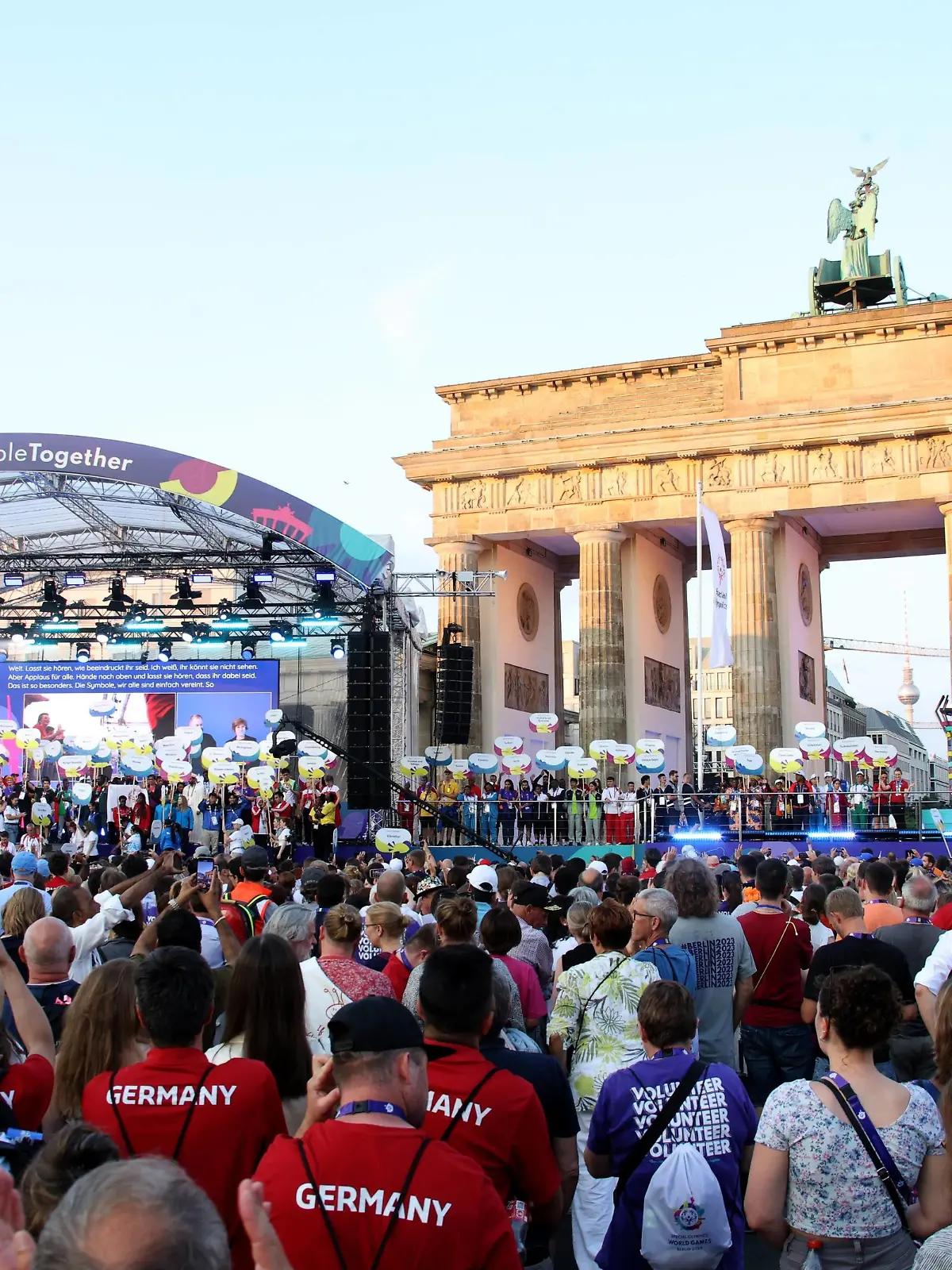 DEU, Special Olympics Abschlussfeier, / 25.06.2023, Brandenburger Tor, Berlin, DEU, Special Olympics Abschlussfeier, im Bild Alle Nationen kamen noch einmal zusammen Foto: Juergen Engler / nordphoto GmbH *** DEU, Special Olympics Closing Ceremony, 25 06 2023, Brandenburg Gate, Berlin, DEU, Special Olympics Closing Ceremony, in picture All nations came together once again Foto Juergen Engler nordphoto GmbH nordphotoxGmbHx/xEngler nph00076