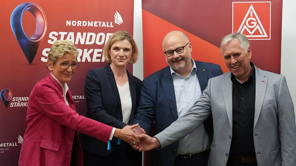 Arbeitgeber und die IG Metall liegen bei den möglichen Tarifsteigerungen noch weit auseinander. Trotzdem hoffen sie, in der vierten Verhandlungsrunde zu einem Abschluss zu kommen.