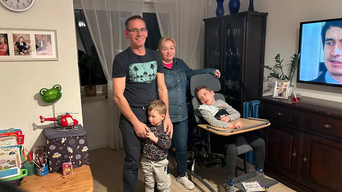 Für den schwerbehinderten Sohn der Familie ist der Duschcontainer unerreichbar, der Rollstuhl des Jungen passt nicht in die Kabine.