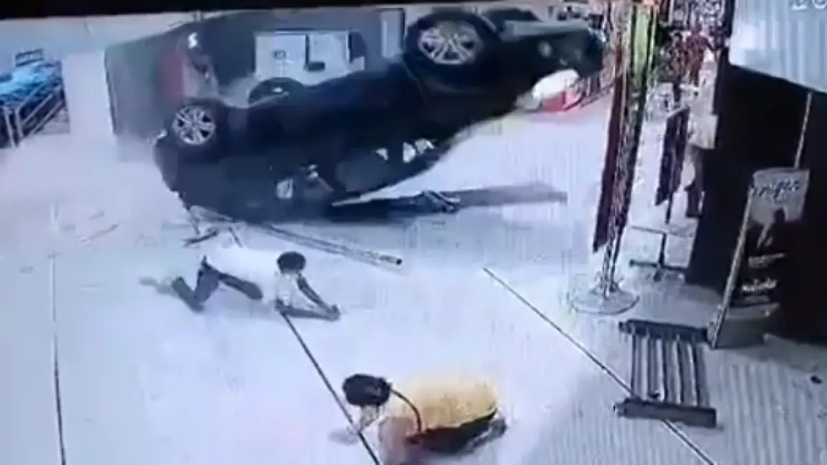 Durch die Decke! Auto stürzt in Einkaufszentrum