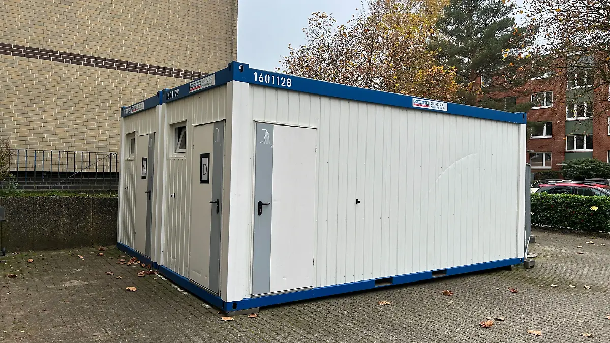 Seit drei Monaten können die Bewohner in diesem Container duschen. Oft sei es dort schmutzig und feucht, erklärt Mutter. 