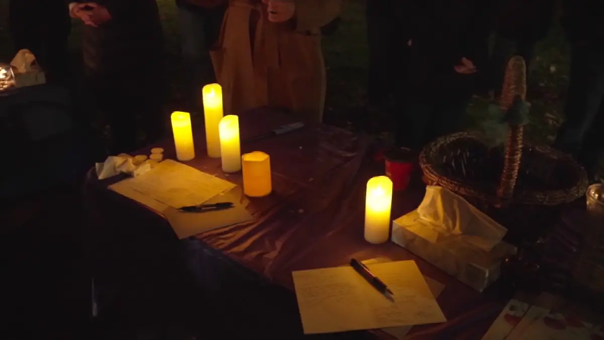 Mit Kerzen und Karten verabschieden sich die Menschen in Fredonia von Mackenzie Michalski. 