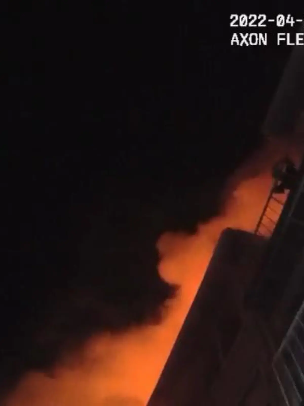 Gebäudebrand in Orange County, FL
Hilfssheriff begibt sich in Gefahr um einen dreijährigen aus einer Wohnung im dritten Stock zu retten.