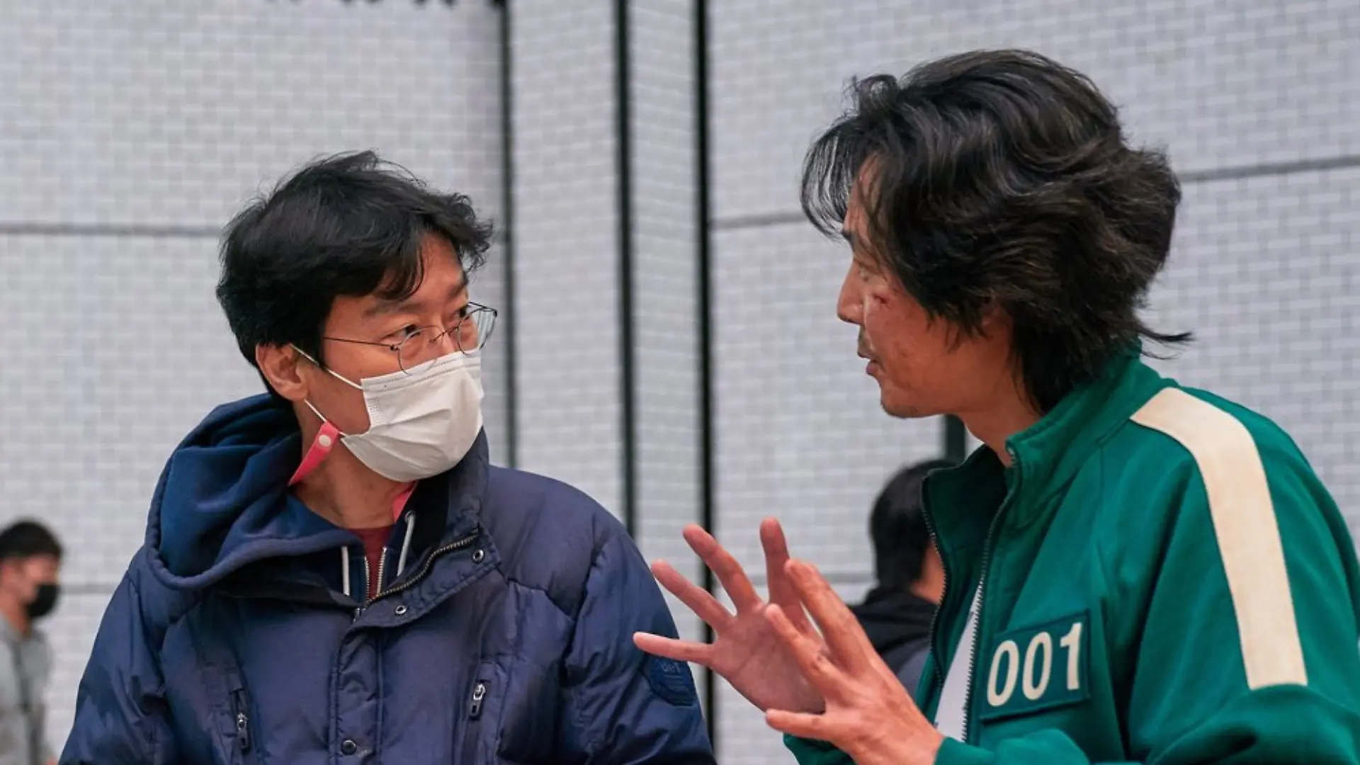 Hinter den Kulissen von „Squid Game” mit Regisseur Hwang Dong-hyuk (l.)