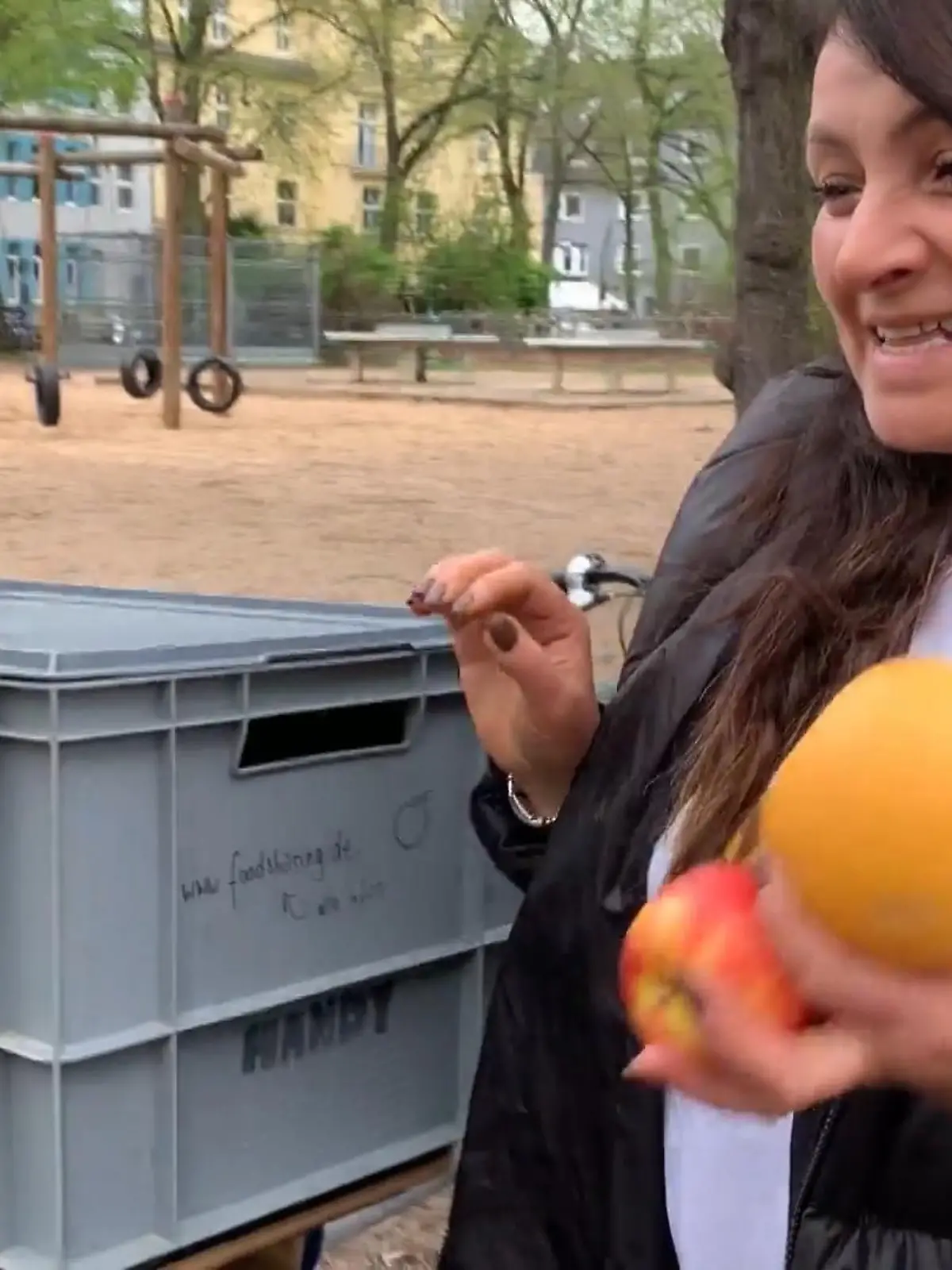 Rund 120 Euro kostet ein Wocheneinkauf bei der Kölner Familie Yegin. Die dreifache Mama Nihal versucht, dieses Geld zu sparen, indem sie gerettete Lebensmittel vom Foodsharing nutzt. Wie viel sie tatsächlich durch dieses Experiment spart und was die größte Herausforderung ist, sehen Sie im Video.