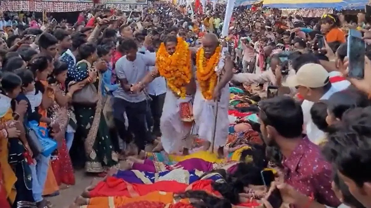 Männer trampeln über Frauen – damit sie schwanger werden!