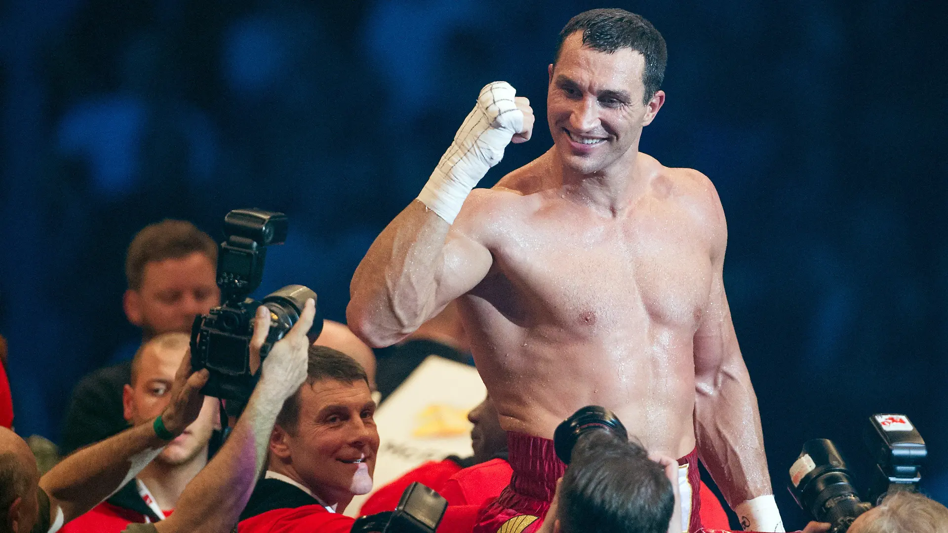 ARCHIV - 04.05.2013, Baden-Württemberg, Mannheim: Wladimir Klitschko aus der Ukraine, damaliger Boxweltmeister der IBF, WBO, WBA und IBO im Schwergewicht, jubelt in der SAP-Arena über seinen Sieg. Nach seinem Bruder Vitali ist nun auch der ehemalige Weltmeister Wladimir Klitschko in die Hall of Fame des Boxens aufgenommen worden. Foto: picture alliance / dpa +++ dpa-Bildfunk +++