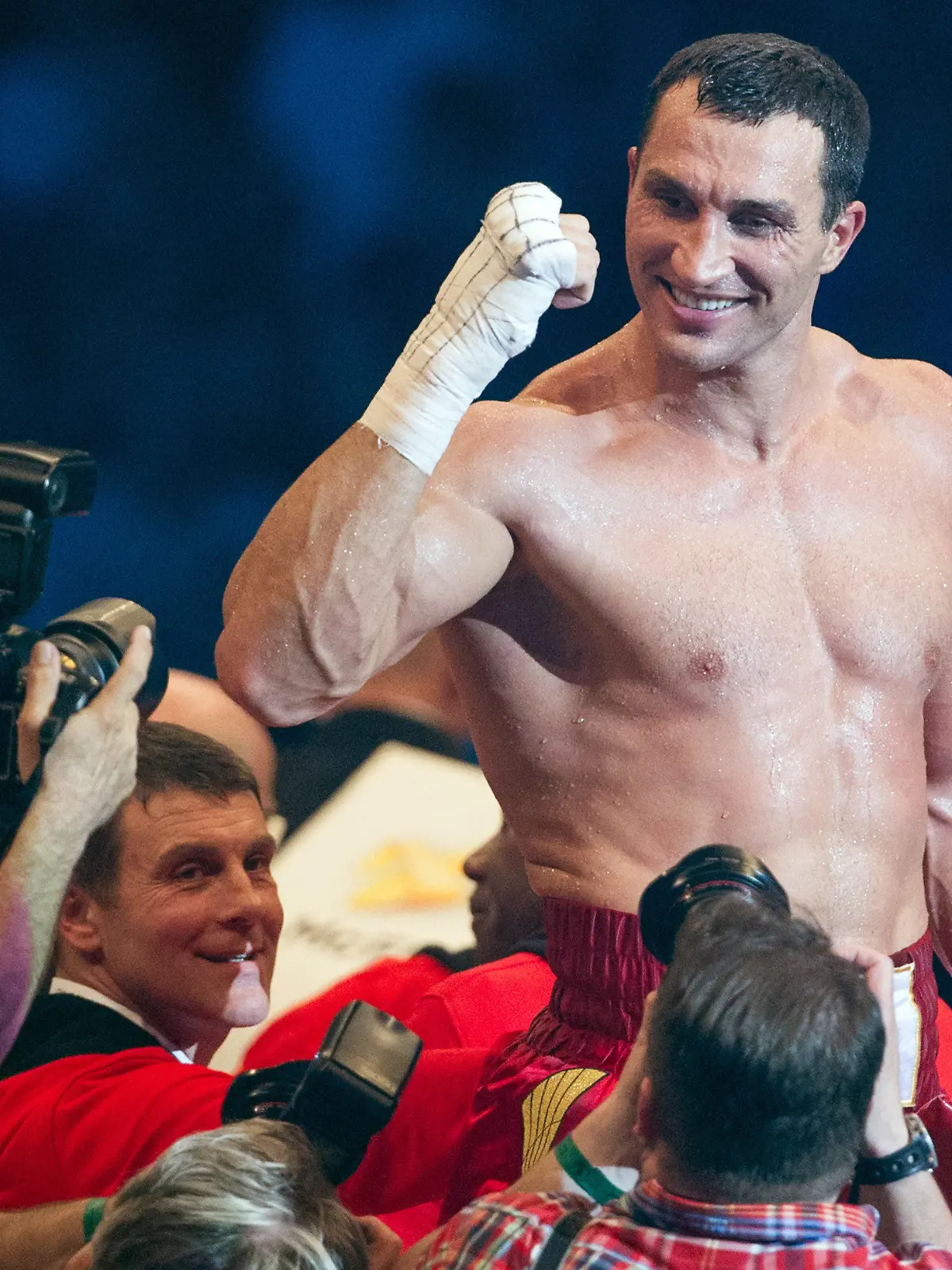 ARCHIV - 04.05.2013, Baden-Württemberg, Mannheim: Wladimir Klitschko aus der Ukraine, damaliger Boxweltmeister der IBF, WBO, WBA und IBO im Schwergewicht, jubelt in der SAP-Arena über seinen Sieg. Nach seinem Bruder Vitali ist nun auch der ehemalige Weltmeister Wladimir Klitschko in die Hall of Fame des Boxens aufgenommen worden. Foto: picture alliance / dpa +++ dpa-Bildfunk +++