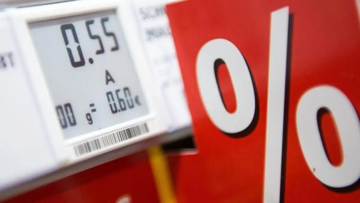 Ein elektronisches Preisschild in einem Supermarkt. Foto: Marius Becker/Symbolbild