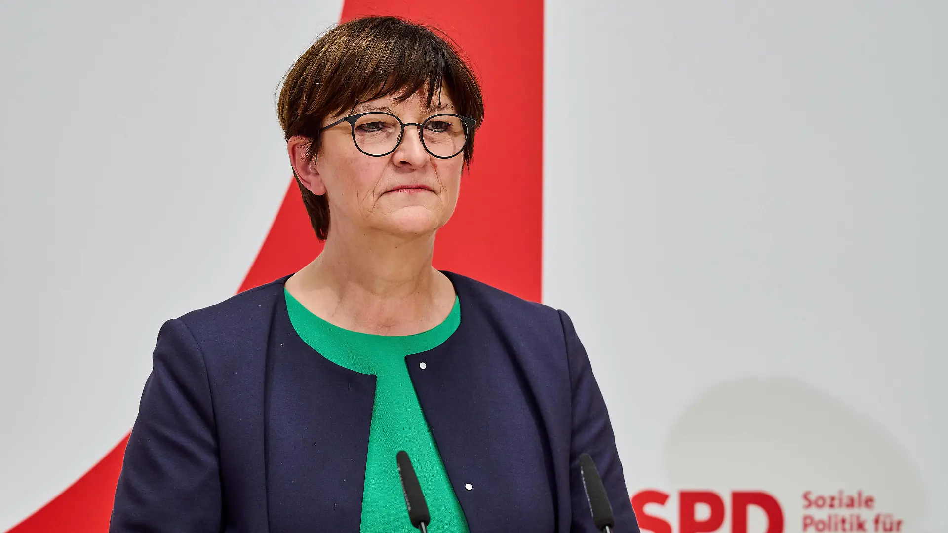 Bundesvorsitzende Saskia Esken SPD bei der Pressekonferenz zur Vorstellung des Spitzenkandidaten für die bevorstehende Landtagswahl in Schleswig-Holstein nach der Tagung des SPD-Parteivorstands im Berliner Willi-Brandt-Haus. / Federal Chairwoman Saskia Esken SPD at the press conference to present the top candidate for the upcoming state elections in Schleswig-Holstein after the meeting of the SPD party executive board at the Willi Brandt House in Berlin. snapshot-photography/F.Boillot *** Federal Chairwoman Saskia Esken SPD at the press conference to present the top candidate for the upcoming state elections in Schleswig Holstein after the meeting of the SPD party executive board at the Willi Brandt House in Berlin snapshot photography