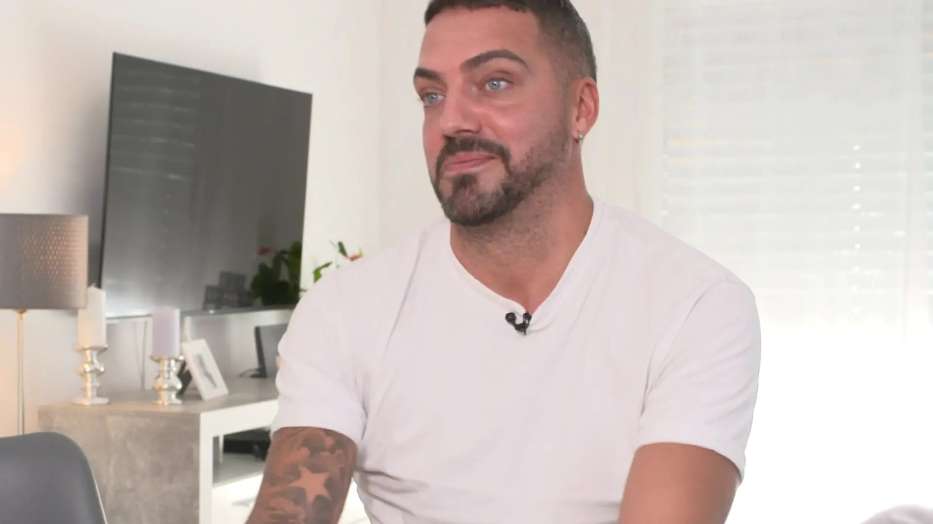 Nelson Mendes hat sich eine ansehnliche Followerschaft mit Clips aufgebaut, in denen er Prominente parodiert. Auch Danni Büchner kommentiert fleißig seine Beiträge.