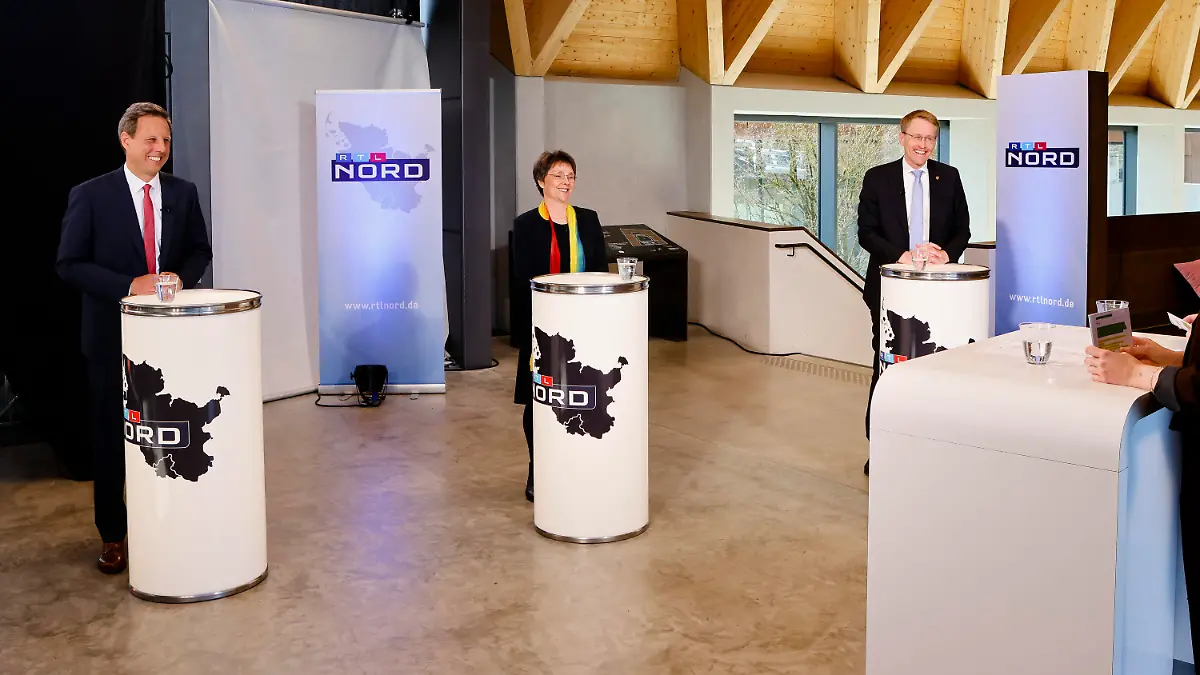 20.04.2022, Schleswig-Holstein, Kiel: Thomas Losse-Müller (l-r, SPD), Monika Heinold (Bündnis 90/Die Grünen) und Ministerpräsident Daniel Günther (CDU), stehen nebeneinander. Vor der Landtagswahl in Schleswig-Holstein am 8. Mai 2022 wurde das erste Wahl-Triell im «Jahr100Haus» im Freilichtmuseum Molfsee bei Kiel von dem Privatsender RTL aufgezeichnet. Foto: Frank Molter/dpa +++ dpa-Bildfunk +++