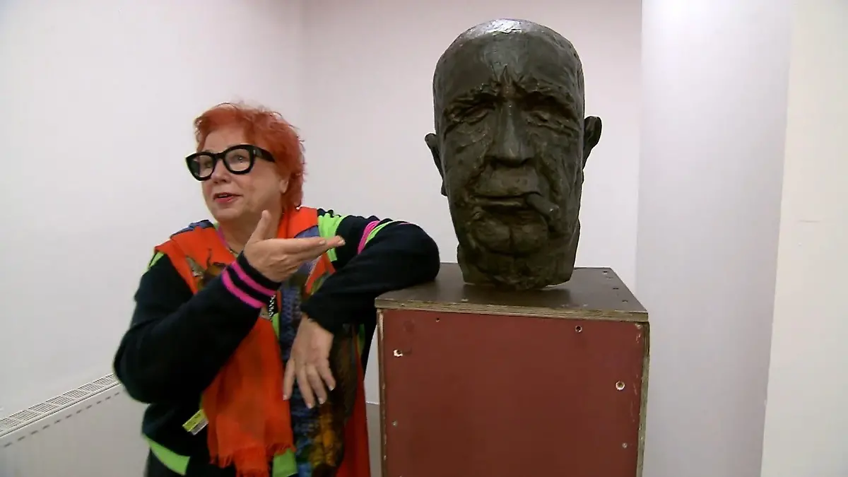 Barbara Salesch mit Skulptur ihres Vaters