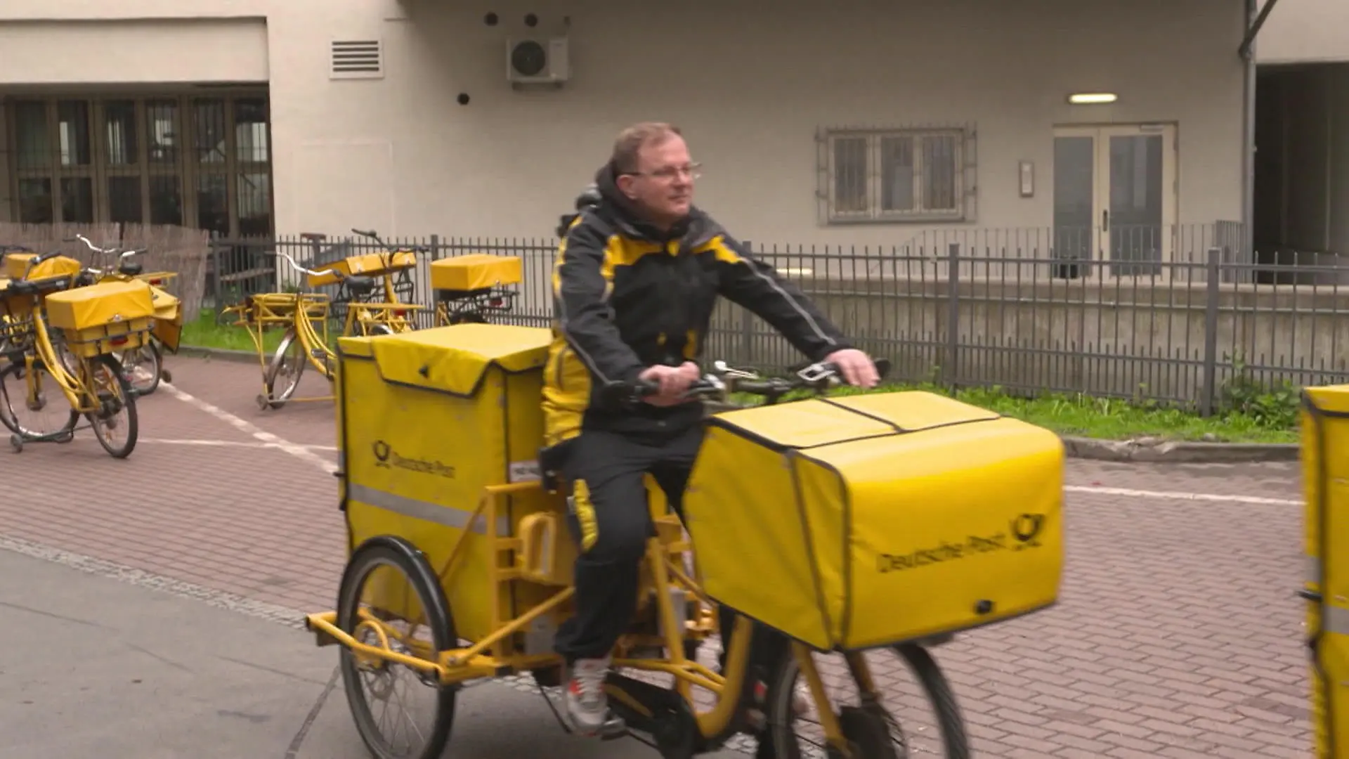 Das ändert sich jetzt bei der Post Langsamer und teurer
