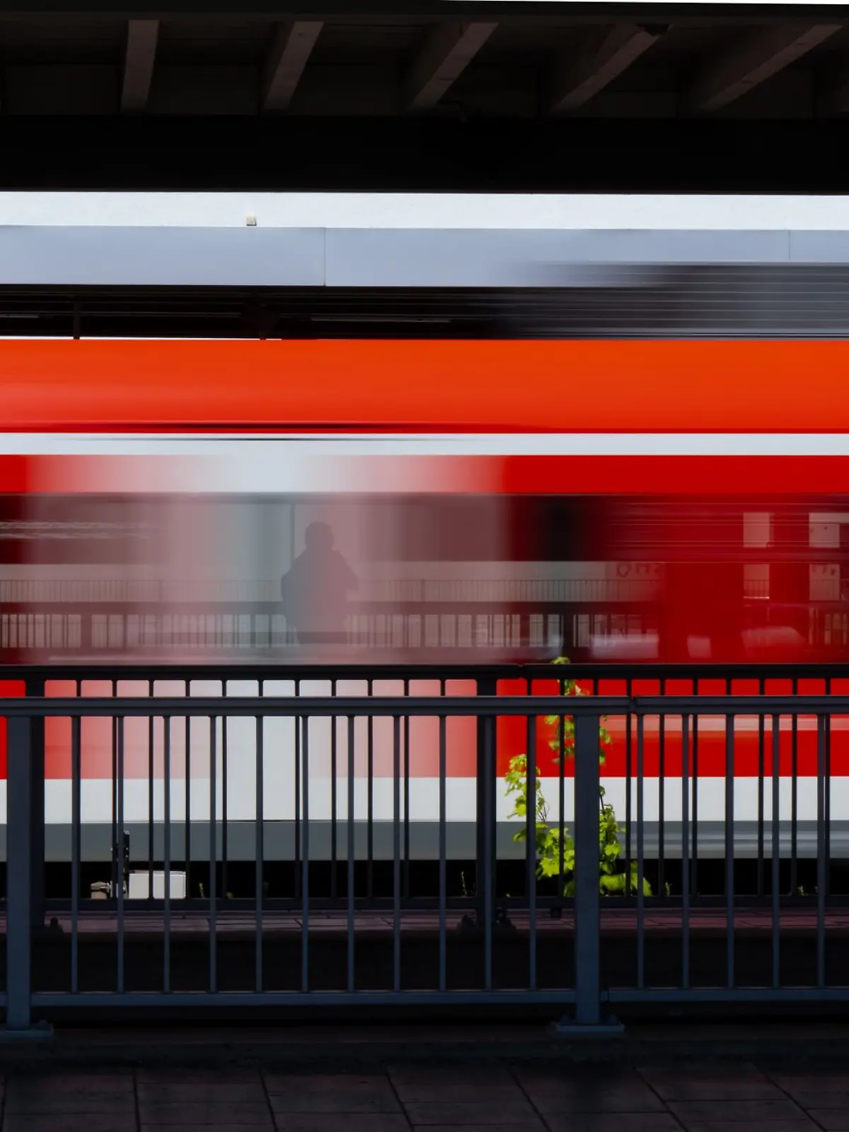 Ein Betrunkener fiel in München von einem Bahnsteig ins Gleisbett. (Symbolfoto)