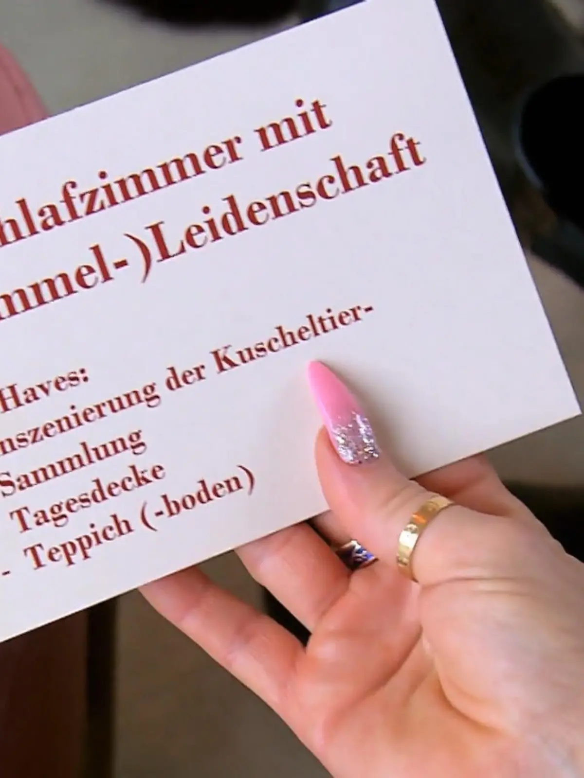 Bild zu: "Nadine muss Ordnung in ihrem Chaosraum schaffen"