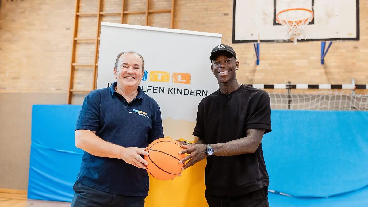 asketball-Nationalspieler Dennis Schröder (30, r.) ist zurück in seiner Heimatstadt Braunschweig und das hat einen ganz besonderen Grund. Der NBA-Star ist als Projektpate der „Stiftung RTL - Wir helfen Kindern e.V.”