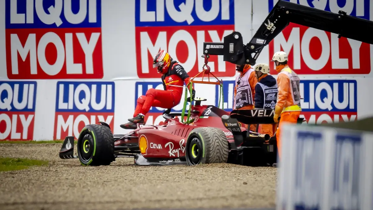 Sport Bilder des Tages IMOLA - Carlos Sainz 55 with the Ferrari retires during the F1 Grand Prix of Emilia Romagna at Autodromo Enzo e Dino Ferrari on April 24, 2022 in Imola, Italy. REMKO DE WAAL GP Emilia - Romagna 2022 - RACE 2022 xVIxANPxSportx/xxANPxIVx *** IMOLA Carlos Sainz 55 with the Ferrari retires during the F1 Grand Prix of Emilia Romagna at Autodromo Enzo e Dino Ferrari on April 24, 2022 in Imola, Italy REMKO DE WAAL GP Emilia Romagna 2022 RACE 2022 xVIxANPxSportx xxANPxIVx 447555161 originalFilename: 447555161.jpg