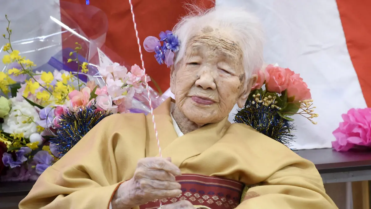 FILE PHOTO: Kane Tanaka, born in 1903, smiles as a nursing home celebrates three days after her 117th birthday in Fukuoka, Japan, in this photo taken by Kyodo January 5, 2020. Mandatory credit Kyodo/via REUTERS ATTENTION EDITORS - THIS IMAGE WAS PROVIDED BY A THIRD PARTY. MANDATORY CREDIT. JAPAN OUT. NO COMMERCIAL OR EDITORIAL SALES IN JAPAN/File Photo