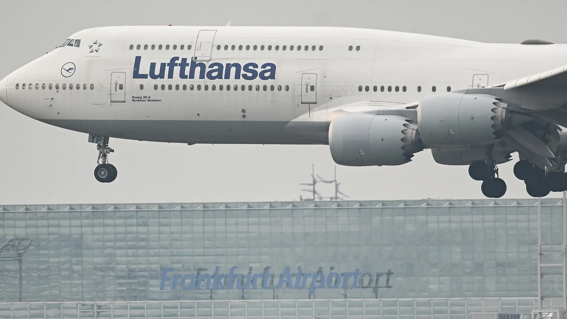 Auf einem Lufthansa-Flug wurden mehrere Menschen bei Turbulenzen verletzt.
