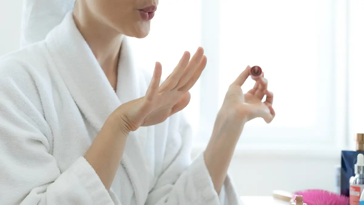 Eine Frau lackiert sich die Nägel.