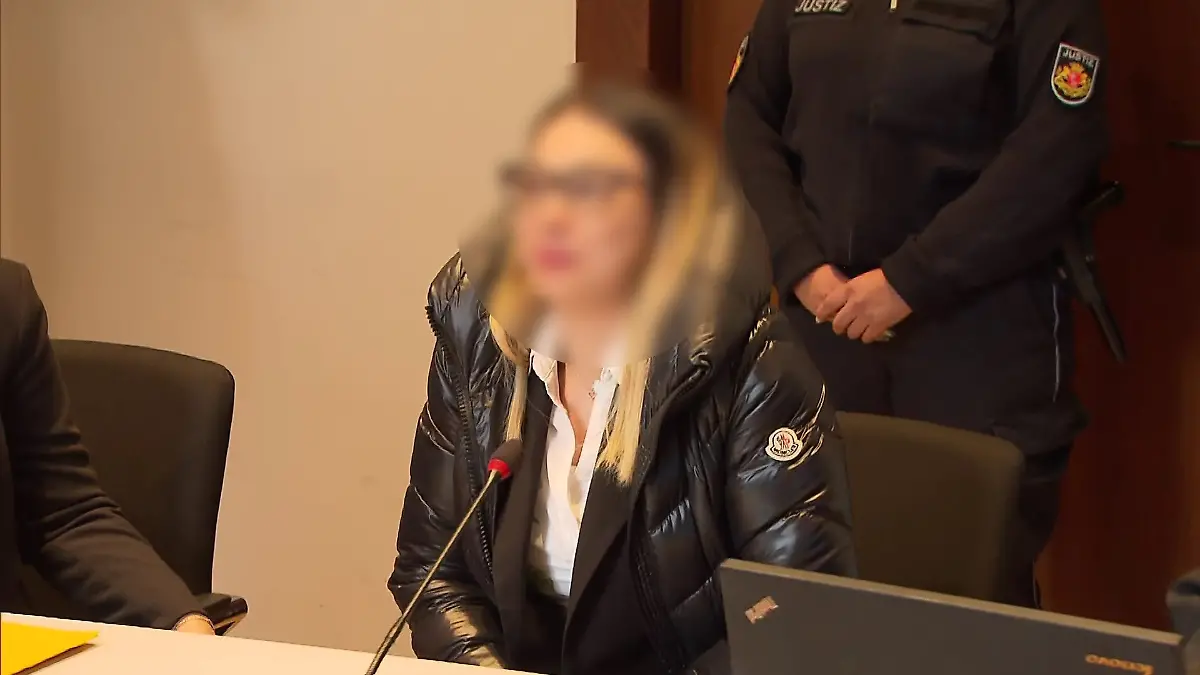 Nach zweieinhalb Jahren auf der Flucht stellt sich die 32-Jährige im März 2024.