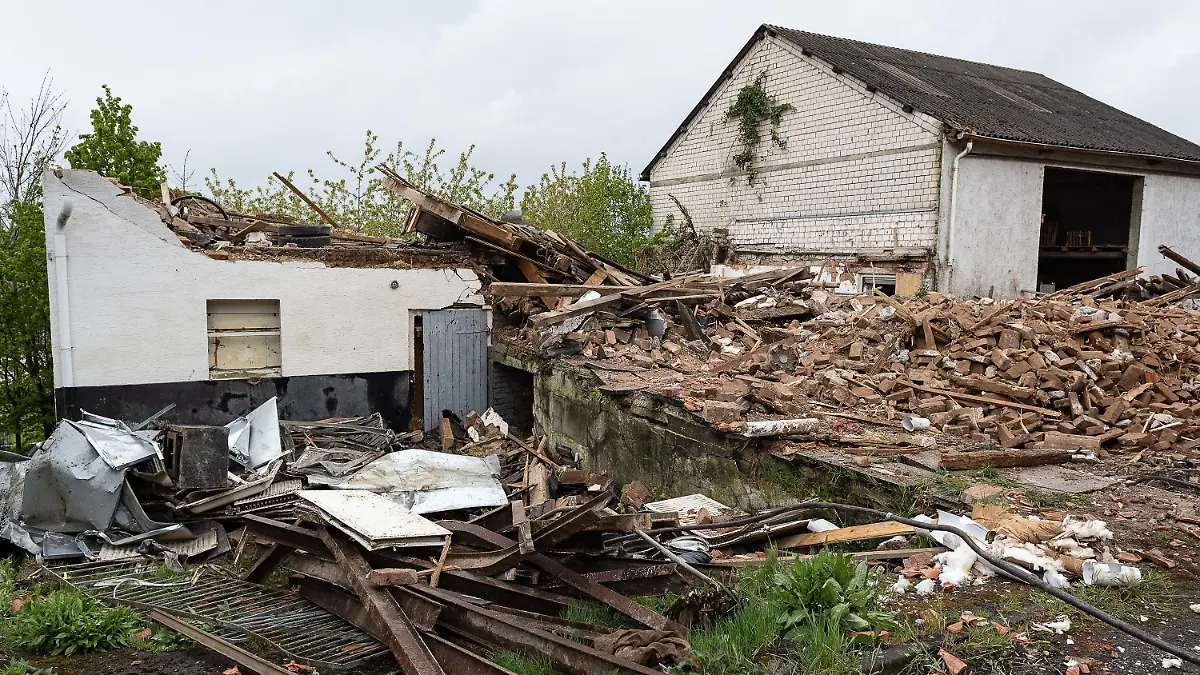 25.04.2022, Nordrhein-Westfalen, Höxter: Bauschutt liegt hinter einem Bauzaun am sogenannten "Horrorhaus" von Höxter. In den frühen Morgenstunden haben Abrissbagger das Gebäude im Stadtteil Bosseborn abgerissen. Jahrelang waren auf dem Grundstück mehrere Frauen von einem Paar missbraucht und gequält worden. Zwei der Opfer starben an ihren schweren Verletzungen. Foto: Swen Pförtner/dpa +++ dpa-Bildfunk +++