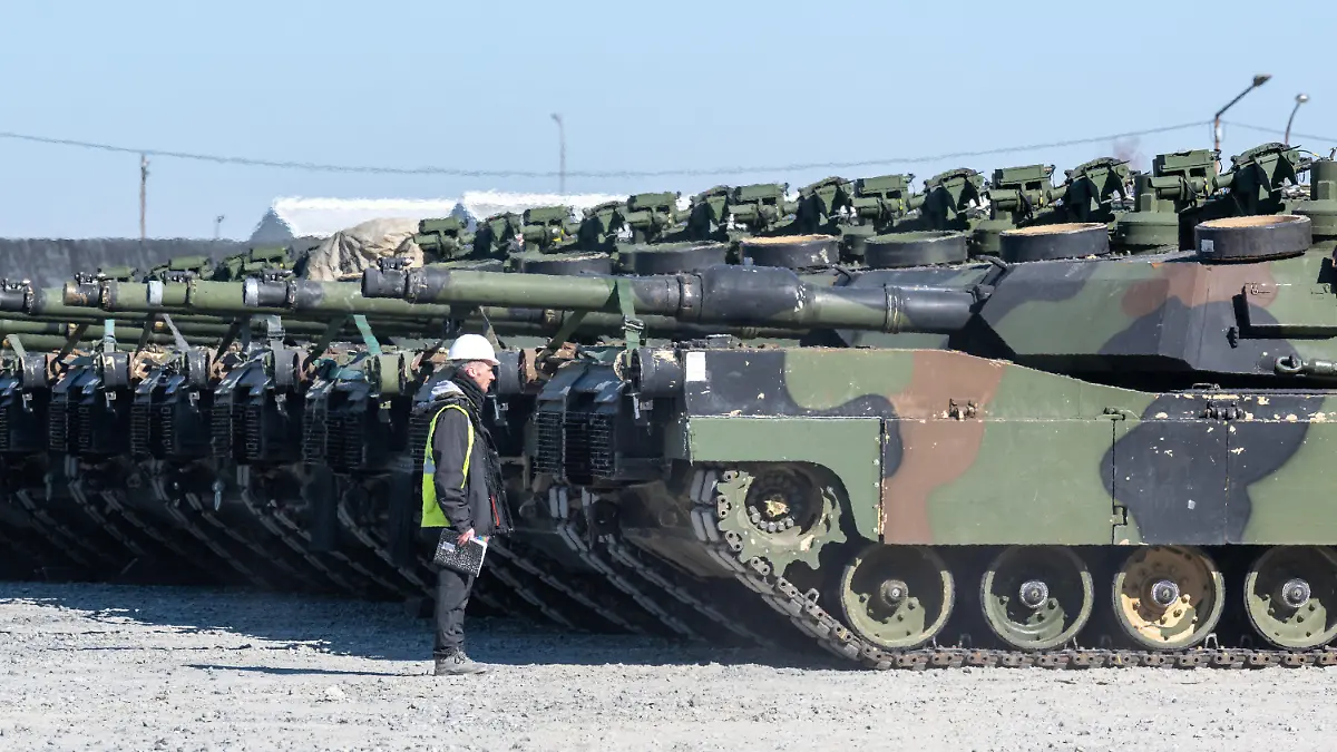 ARCHIV - 11.03.2022, Bayern, Grafenwöhr: Panzer der US-Streitkräfte stehen auf dem Gelände des Truppenübungsplatzes Grafenwöhr. Der Standort in der Oberpfalz ist der größte der US-Armee in Europa. (zu dpa «Weltweite Militärausgaben auf neuem Höchststand») Foto: Armin Weigel/dpa +++ dpa-Bildfunk +++