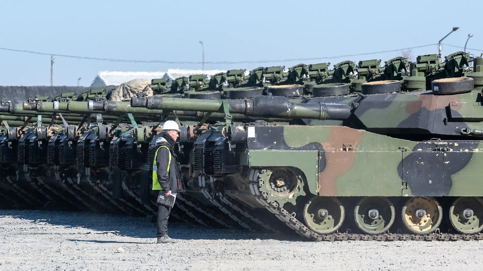 ARCHIV - 11.03.2022, Bayern, Grafenwöhr: Panzer der US-Streitkräfte stehen auf dem Gelände des Truppenübungsplatzes Grafenwöhr. Der Standort in der Oberpfalz ist der größte der US-Armee in Europa. (zu dpa «Weltweite Militärausgaben auf neuem Höchststand») Foto: Armin Weigel/dpa +++ dpa-Bildfunk +++
