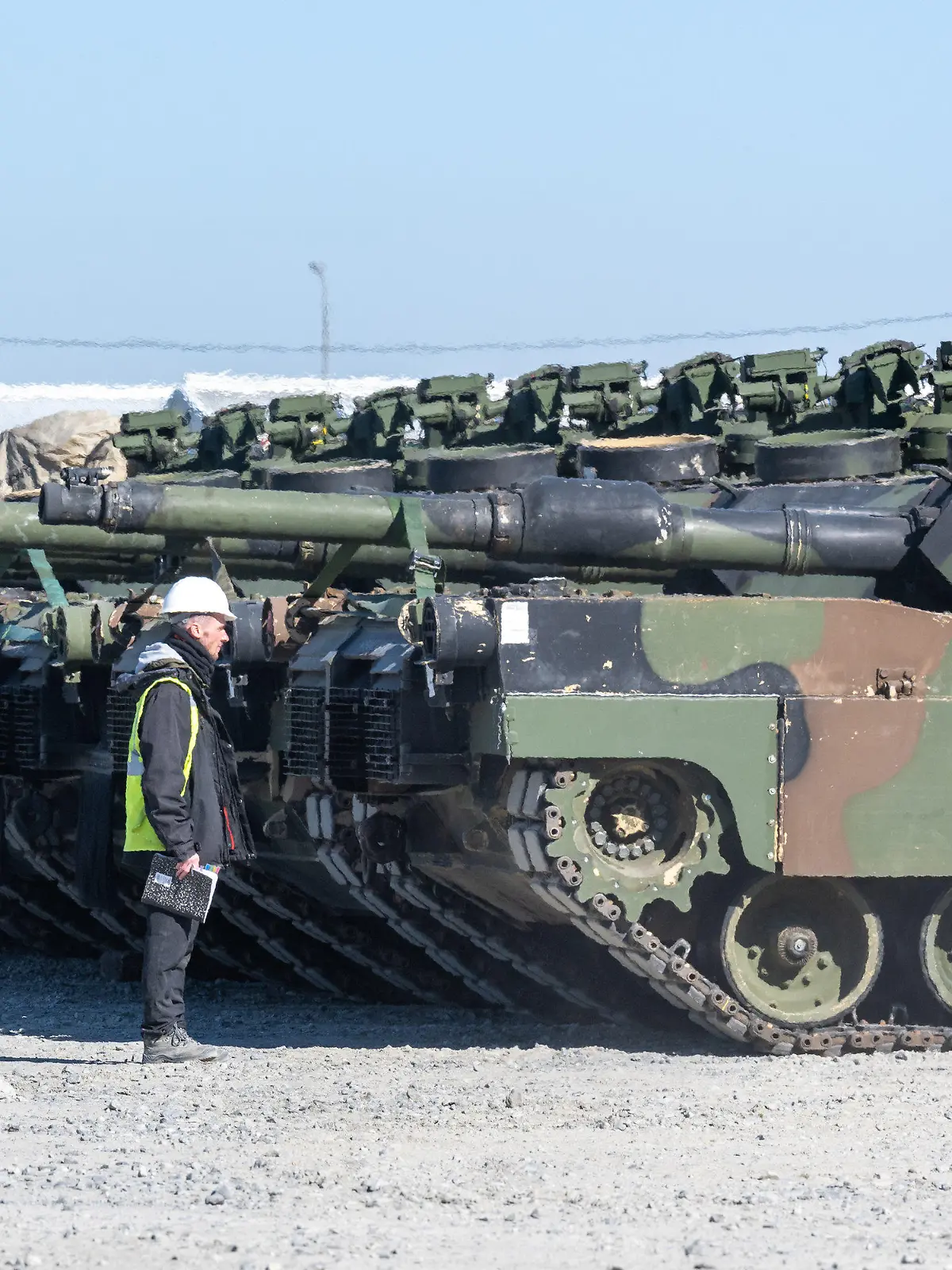 ARCHIV - 11.03.2022, Bayern, Grafenwöhr: Panzer der US-Streitkräfte stehen auf dem Gelände des Truppenübungsplatzes Grafenwöhr. Der Standort in der Oberpfalz ist der größte der US-Armee in Europa. (zu dpa «Weltweite Militärausgaben auf neuem Höchststand») Foto: Armin Weigel/dpa +++ dpa-Bildfunk +++