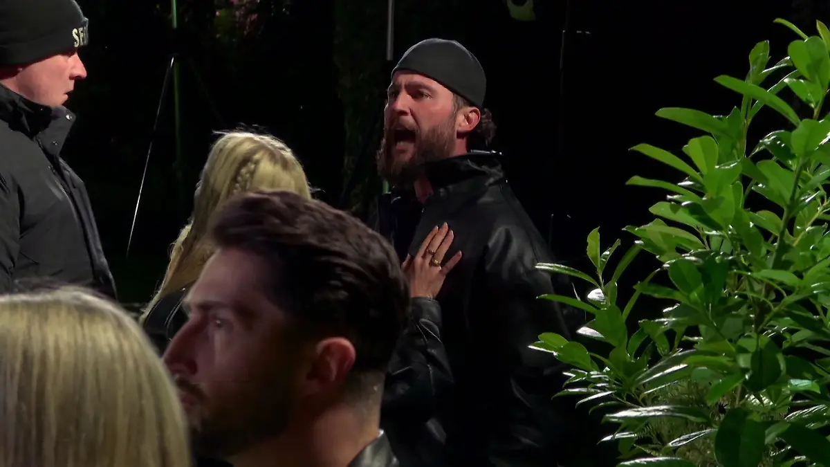 Nicht nur die Sommerhaus-Security will Umut beruhigen, auch Emma redet auf ihren Freund ein. 