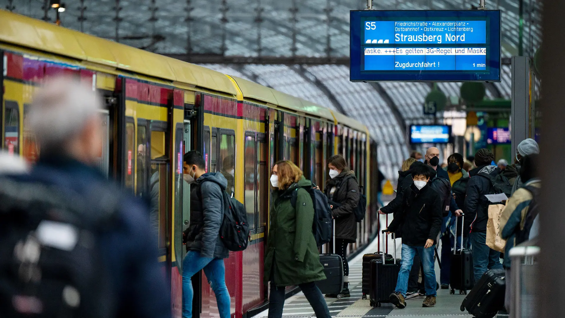 ARCHIV - 24.11.2021, Berlin: Fahrgäste steigen im Hauptbahnhof in eine S-Bahn ein. Der Deutsche Städtetag fordert nicht zuletzt wegen des geplanten 9-Euro-Monatstickets deutlich mehr Geld vom Bund für den Nahverkehr als in einem Gesetzentwurf vorgesehen. (zu dpa «Städtetag fordert weitere Milliarden für öffentlichen Nahverkehr») Foto: Monika Skolimowska/dpa-Zentralbild/dpa +++ dpa-Bildfunk +++