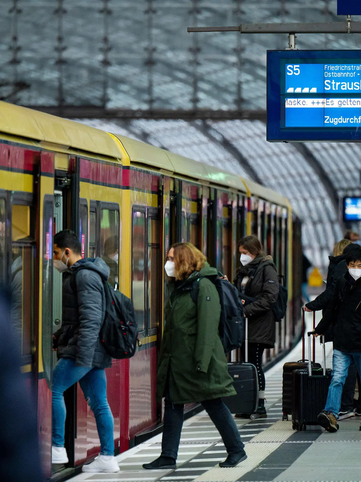 ARCHIV - 24.11.2021, Berlin: Fahrgäste steigen im Hauptbahnhof in eine S-Bahn ein. Der Deutsche Städtetag fordert nicht zuletzt wegen des geplanten 9-Euro-Monatstickets deutlich mehr Geld vom Bund für den Nahverkehr als in einem Gesetzentwurf vorgesehen. (zu dpa «Städtetag fordert weitere Milliarden für öffentlichen Nahverkehr») Foto: Monika Skolimowska/dpa-Zentralbild/dpa +++ dpa-Bildfunk +++