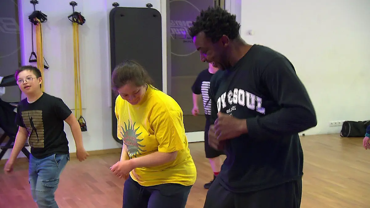Trainer Pete bringt den "Sunny Dancers" eine neue Choreographie bei.