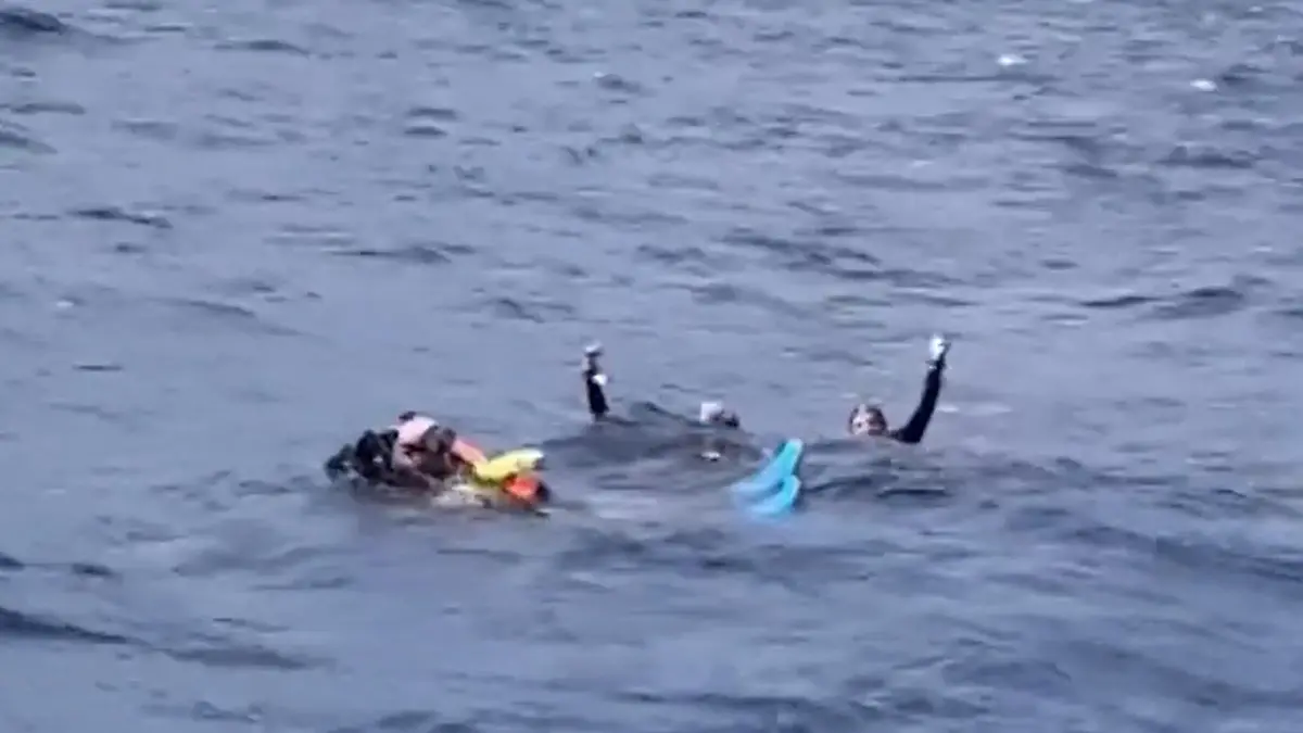 Schiff lässt fünf Taucher im Meer zurück